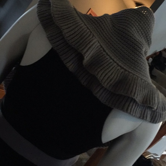 New with tags CALVIN KLEIN RUFFLED SCARF SUPER VERSATILE! GREY. USE AS SCARF OR - Picture 6 of 6